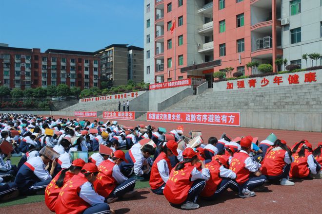 5年“5·12”防震减灾应急疏散演练K8凯发登录达州高新中学举行202(图2)