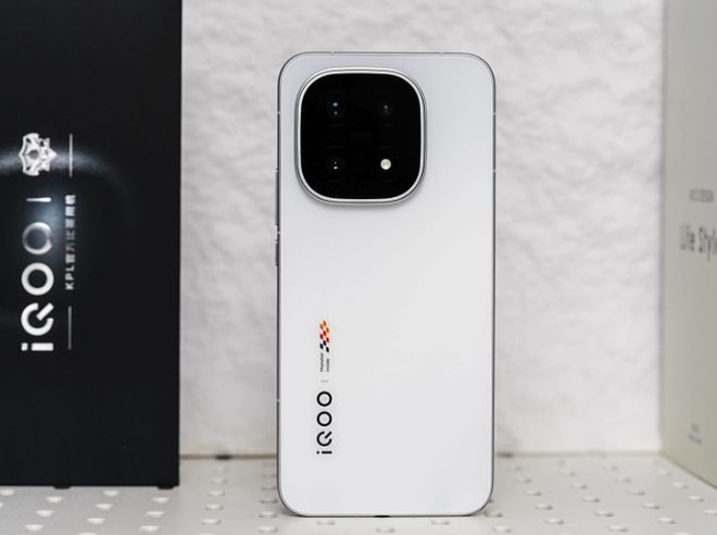 加 15同为直屏旗舰手机配置分析不买错凯